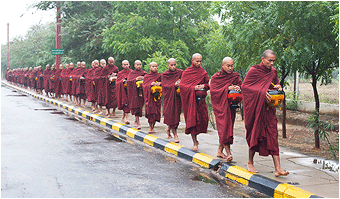 Bilde av munker i Bagan. Burma (Myanmar).